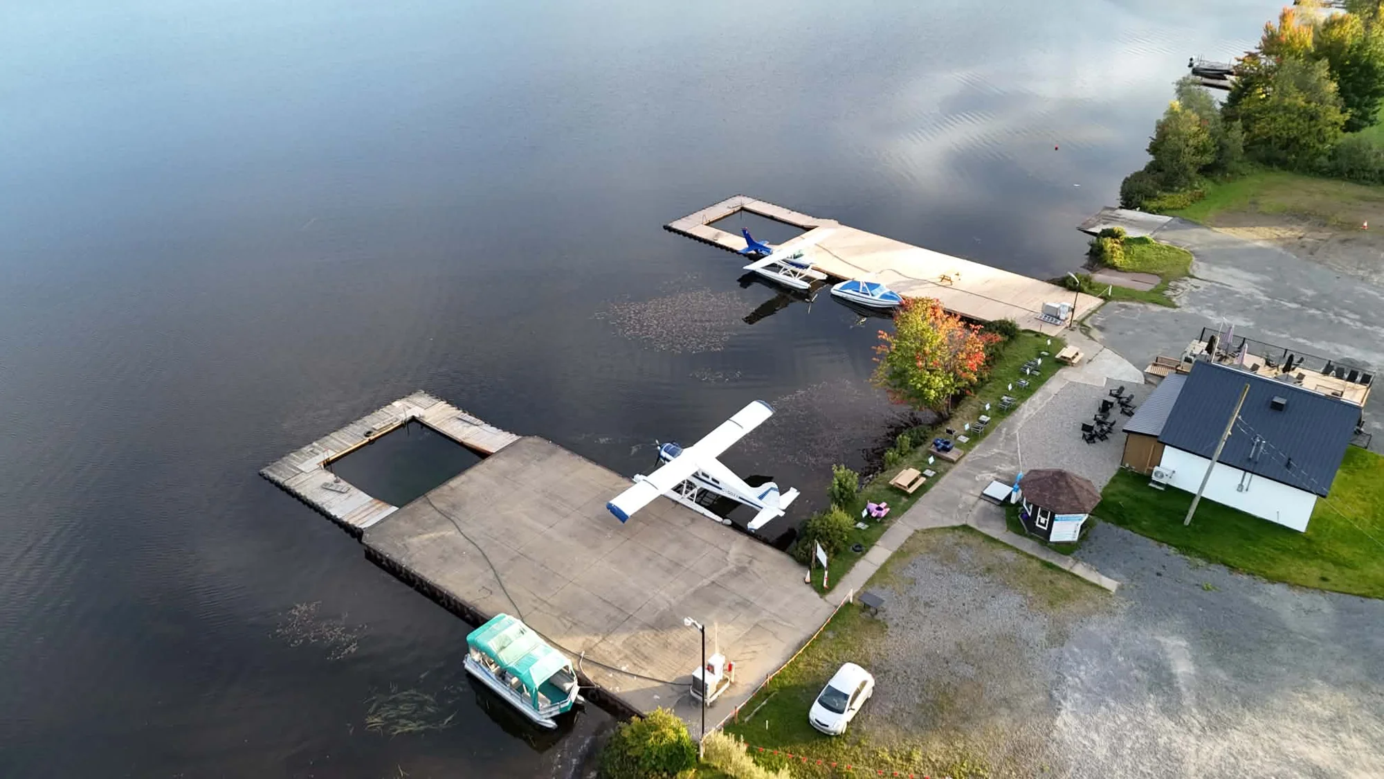 Vue aérienne des hydravions et des quais de Bel-Air Aviation au Lac-à-la-Tortue, à quelques pas du chalet