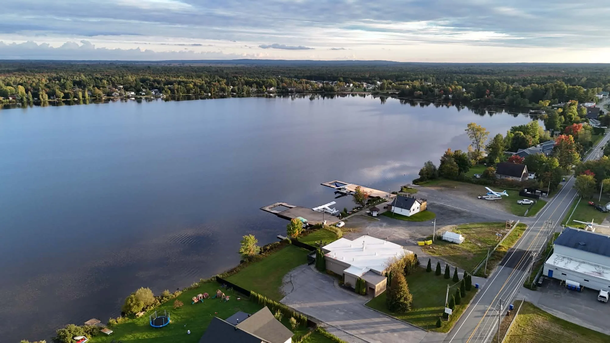 Vue aérienne du lac situé à proximité du chalet et de son environnement boisé